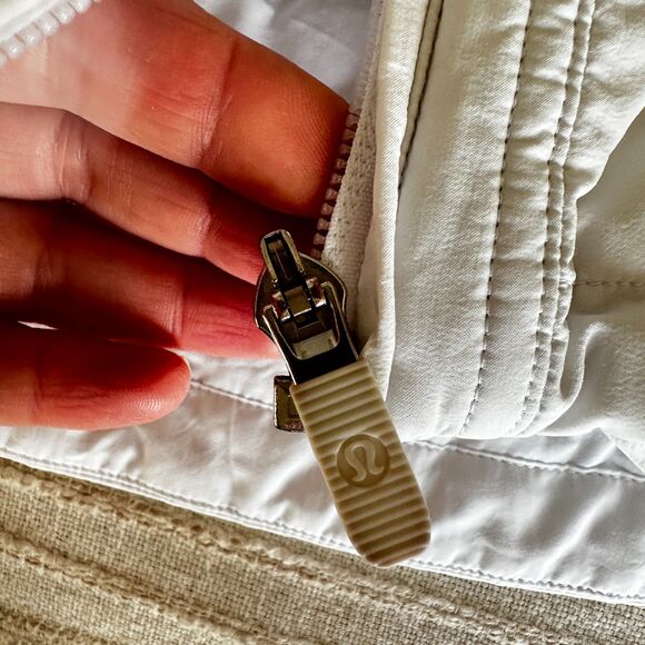 Lululemon “Another Mile” White Quilted Jacket – Size 6 – Lightweight & Warm - Picture 4 of 10